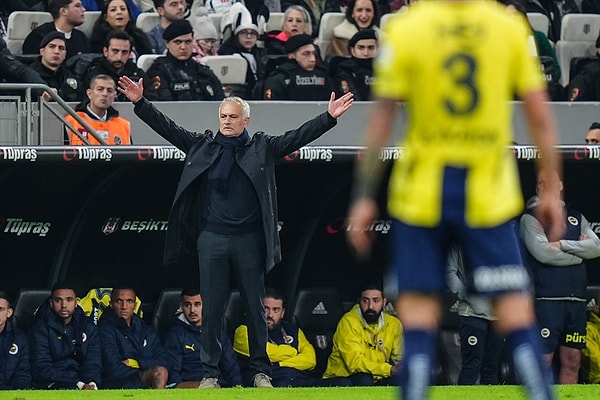 Maç yorumunda Mourinho, "Sahada taktiksel anlamda sıfır problem vardı. Rakibimiz savaştı ve şans da bazen savaşanın yanında olabiliyor" dedi.