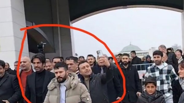 Daha önce Şener Şen, Cihat Tamer gibi isimlerin başına gelen saygısızca olay bu sefer de anne acısı yaşayan Mahsun Kırmızıgül'ün başına geldi.