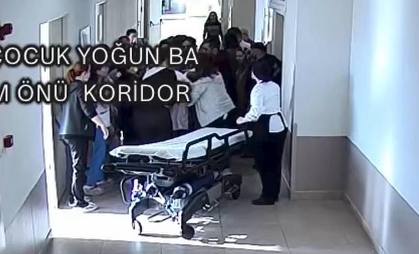 Yoğun bakım bölümünde tedavi gören çocuğunun kolunun kırıldığını ve kimsenin ilgilenmediğini iddia eden Söyleyen, doktorun odasına girdi ardından kapıyı kilitleyip makas ve su ısıtıcısıyla doktora saldırmaya başladı.