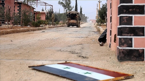 27 Kasım'da, Suriye'nin Halep ilinin batı kesiminde, Esad rejimi güçleri ve muhalif silahlı gruplar arasında bir çatışma patlak vermişti.  Muhalif silahlı grupların başkent üzerindeki hakimiyetlerini artırmaları sonucunda, Esad rejimi 8 Aralık sabahı başkent kontrolünün tamamını hızla yitirdi