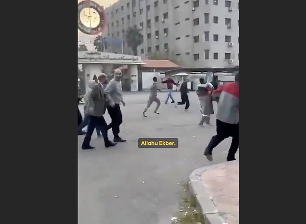 Hapishaneden çıkan mahkumlar sokaklarda sevinçle koşmaya başladı fakat duruma da anlam veremedi.