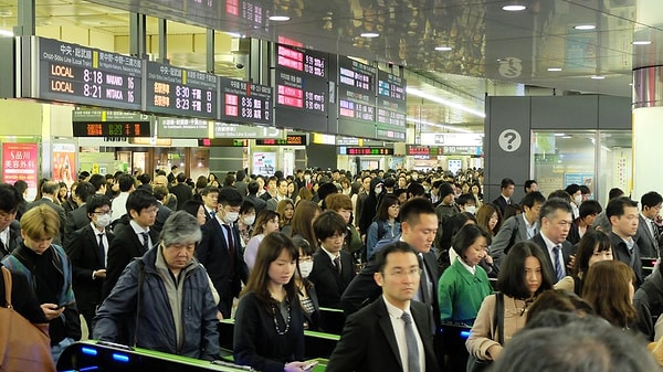 Yapılan açıklamada Tokyo'da nisan ayı itibarıyla dört günlük çalışma düzenine geçileceği duyuruldu.