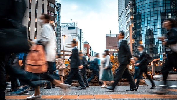 Tokyo Valisi Yuriko Koike, konuyla ilgili yaptığı açıklamada  Çalışma tarzlarını esnek şekilde gözden geçireceğiz. Kimsenin doğum veya çocuk bakımı gibi nedenlerle kariyerinden vazgeçmek zorunda kalmamasını sağlayacağız. Tokyo'nun, ülkemizin içinde bulunduğu bu zorlu dönemde halkımızın yaşamını, geçim kaynağını ve ekonomisini korumak için adım atma vakti geldi. ifadelerine yer verdi.