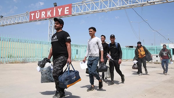 Türkiye'deki Suriyeliler'e de bu gelişmeler sonrasında "yol gözüktü" yorumları yapılmaya başlandı. Ekonomist Mahfi Eğilmez de olası ihtimalleri ve ekonomimiz üzerine sonuçlarını yazdı.