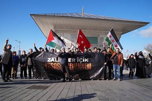 Esad rejiminin devrilmesiyle İstanbul'daki Suriyeliler de sokaklara çıktı ve kutlamalar yaptı.