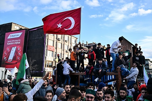 Türkiye'deki gösterilerin benzerleri yurt dışında da yapılmaya başlandı. Ayrıca saatler önce de İstanbul'da konsolosluk binasına giren muhalifler, Esad rejimine ait bayrağı indirmişti.