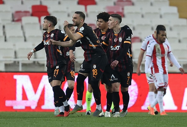 Galatasaray, Sivasspor'u 3-2 yenerken Barış Alper'in sakatlığıyla sarsıldı. Barış Alper'in sakatlığı sonrası VAR'dan kart gelmemesi de tepkilere neden oldu.