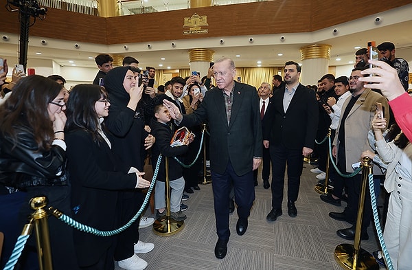 Cumhurbaşkanı Recep Tayyip Erdoğan, Gaziantep'e yaptığı ziyarette Şahinbey Millet Kütüphanesi'nde düzenlenen "Gençlerle Buluşma" programına katıldı.