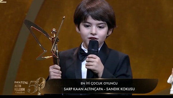 Ancak birbirinden güzel konuşmaları dinlediğimiz törene damga vuran isim başarısıyla En İyi Çocuk Oyuncu Ödülü'nü Melisa Duru Ünal ile paylaşan Sarp Kaan Altınçapa oldu.