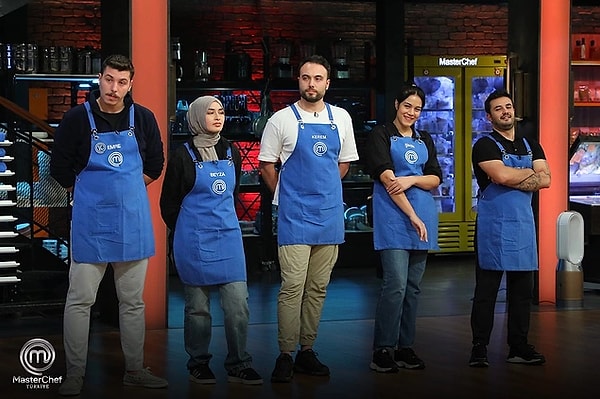 1. MasterChef Türkiye'de bu akşam gerçekleşen elemenin ardından 8 yarışmacı kaldı. Kıyasıya mücadele sürerken geceye jüri kararları damga vurdu. Hafta boyunca elenecek yarışmacıyla ilgili iddiaların ortaya atıldığı yarışmada zorlu bir mücadele yaşandı. Gecenin sonunda 9. olarak yarışmaya veda eden yarışmacı belli oldu.