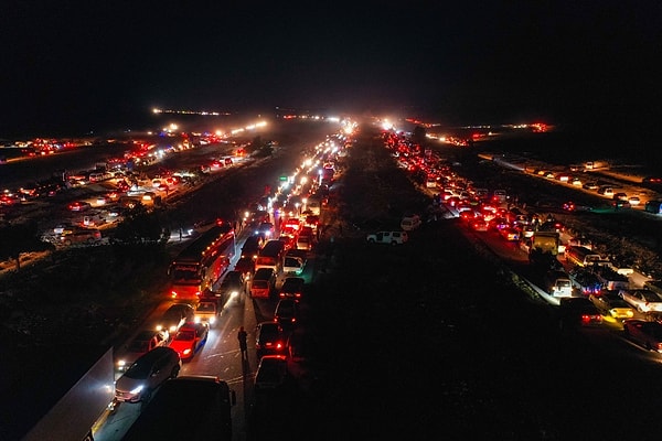 61 yıllık Bas rejiminin çöküşünün ardından halk terk edip başka kentlere göç ettiği başkent Şam’a dönmeye başladı. Muhaliflerin kontrolü sağladığı Şam’da dönüş yolu yoğun trafik oluşturdu.