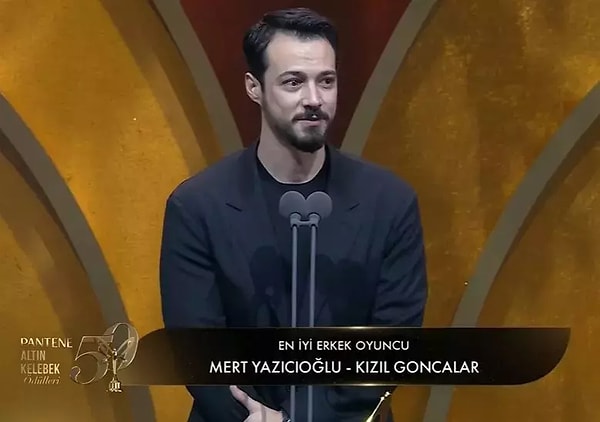 Kızıl Goncalar ekibi Altın Kelebek 50. yılına damgasını vurdu. En iyi erkek oyuncu, en iyi senarist ve en iyi yönetmen olmak üzere 3 ödül birden diziye gitti.