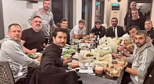 Fenerbahçe maçının ardından da basınla yeni bir fotoğraf paylaşıldı. Takım olarak bir masanın etrafında yenen yemeğin samimiyeti dikkat çekerken kaptan Necip Uysal da dikkat çekenler arasındaydı.