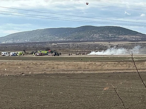 Isparta'da Kara Havacılık Okulu'na ait askeri helikopter, Keçiborlu ilçe merkezinde bir akaryakıt istasyonunun yanına düştü.