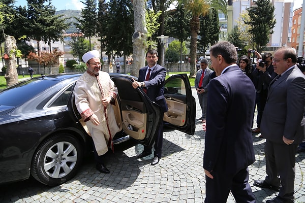 Milyon liralık Audi araçlara bindiği görüntülenen Erbaş, bu nedenle tepki çekmişti. Söz konusu konuya değinen Erbaş, adeta sitem etti.