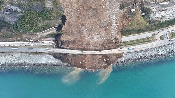 Artvin’in Arhavi ilçesinde önceki gece saat 03.15 sıralarında Kıyıcık mevkiinde yaşanan heyelan, Karadeniz Sahil Yolu’nun ulaşıma kapanmasına neden olmuştu.