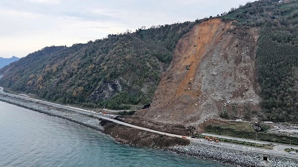 Ekipler, araçtaki kayıp gençlere ulaşmak için havadan dron ile yapılan alan taramasıyla çalışmalarını yoğunlaştırdı.