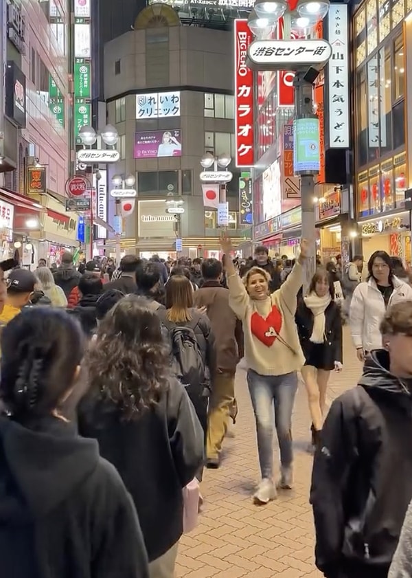 Geçtiğimiz günlerde Tokyo'ya uçan Gülben Ergen, Tokyo sokaklarında dolaşırken resmen kendinden geçti! Bir sağa bir sola, etrafında kendisine şoklar içinde bakan kimseyi umursamadan koşturan Ergen'in hareketleri sosyal medya kullanıcılarının tabii ki dikkatinden kaçmadı!