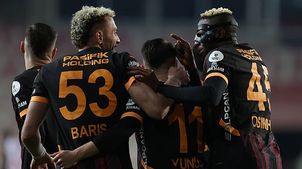 Yine aynı açıklamada "Futbolcularımızın sahalara geri dönüş süreleriyle ilgili kulübümüz ve sağlık ekibimiz tarafından herhangi bir zaman verilmemiş olup yoğun maç takvimi içerisinde klinik seyirlerine göre hareket edilecektir." notu düşüldü.