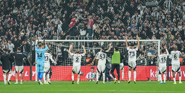 Beşiktaş, Süper Lig'in 15. haftasında Fenerbahçe'yi evinde 1-0 mağlup etmiş, maçın akılda kalan anlarından biri siyah-beyazlı taraftarların Cenk Tosun'a tepki olmuştu.