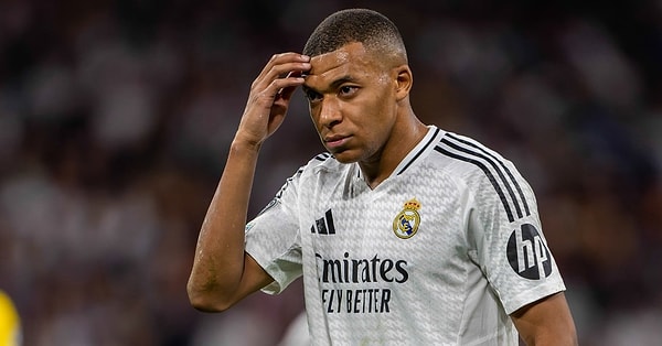 Genelde özel hayatı hakkında konuşmaktan kaçınan Mbappe, "Bir zamanlar aşık olduğum biri vardı, artık değilim ama yeniden aşık olmayı dilerim," sözleriyle, yaşadığı aşk acısını ve bunun kendisini nasıl etkilediğini samimi bir şekilde paylaştı.