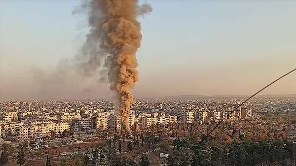 İsrail, Esad rejiminin devrilmesinin ardından Suriye’ye yönelik hava saldırılarını artırdı. Yerel kaynaklar, İsrail ordusunun başkent Şam’ın güneyindeki Esad rejimi ordusu tarafından helikopterler için kullanılan Qabr Essit Havaalanı'nı ve Şam’ın kuzeyindeki Barzeh bölgesinde yer alan Suriye Bilimsel Çalışmalar ve Araştırma Merkezi'ni vurduğunu aktardı. Suriye Bilimsel Çalışmalar ve Araştırma Merkezi, Esad döneminde kimyasal silah üretimiyle bağlantısı olduğu gerekçesiyle yaptırımlara maruz kalmış ve daha önce de vurulmuştu.