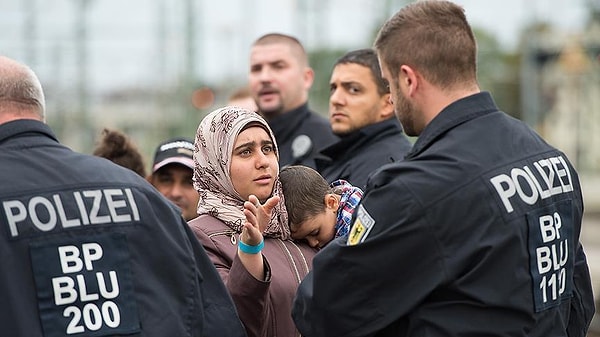 Almanya, Fransa, Avusturya, Yunanistan, İsveç, Finlandiya, Danimarka, Norveç ve Hollanda gibi Avrupa Birliği ülkeleri ve İngiltere, Suriyeli sığınmacı başvurularını askıya almaya karar verdi.