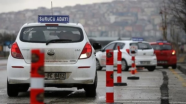 Artık, M, A1 ve B1 sınıfı ehliyetler için yaş sınırı 16'ya çekildi. Böylece 16 yaşını dolduran gençler, motorlu bisiklet, 125 cc motosiklet ve dört tekerlekli motosiklet gibi araçları kullanmak için ehliyet alabilecek. Ayrıca, D sınıfı ehliyetlerin yaşı ise 26'dan 24'e indirildi.