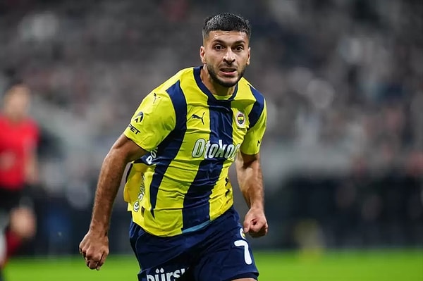 Serdar Ali Çelikler, "Top Player Oğuz Aydın ile Kostic derbide sence neden oynadı?" diye program partneri Ali Ece'ye soru yöneltti.