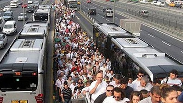 Milyonlara ev sahipliği yapan İstanbul'da uzun yıllardır toplu taşımada kullandıkları İstanbulkart  ve akbiller, bir İstanbulluluk göstergesine dönüştü.