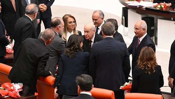 MHP Genel Başkanı Devlet Bahçeli'nin ezber bozan çıkışları son ayların bir numaralı gündemi oldu. Geçen aylarda TBMM'de DEM Partili vekillerle tokalaştı, ardından grup toplantısında Öcalan'ı adeta Meclis'e davet etti, umut hakkını dile getirdi.