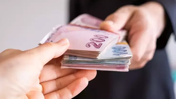 Tek tek hesap yapan Karakaş, “Peki yüzde 44 oranında asgari ücret verilirse ne olur? Net 24.480 lira oluyor. Bunun işverene maliyeti 34.776 lira olur.“Asgari ücret ne kadar olacak diye bana soracak olursanız: Bununla ilgili zaten hedeflenen yüzde 21 enflasyon ile 20 bin 500 TL oluyor ancak bu rakamın olması mümkün değil. Açlık sınırının altında kalamaz. Yüzde 25 zam da mümkün değil. Dolayısıyla burada hükümet denge noktası olarak 22.500 TL gibi bir ücret kuracak. 22.500 TL derken bunun brütü 26.500 liradır. 26 bin 500 liranın işverene maliyeti 32 bin 529 lira” dedi.