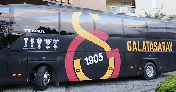 Galatasaray takım otobüsü ve beraberindeki iki şoför, Sivas'tan İsveç'in Malmö kentine hareket etti. Takımı Malmö'ye vardığında takım otobüsü havalimanında karşılamış olacak.