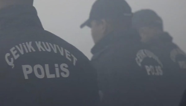 Patlamaların ilki, stat çevresinde görev yapan çevik kuvvet polislerini hedef aldı. İkinci patlama ise bir canlı bomba saldırısı olarak gerçekleşti. Hayatını kaybedenlerin 39’u polis, 7’si sivildi.