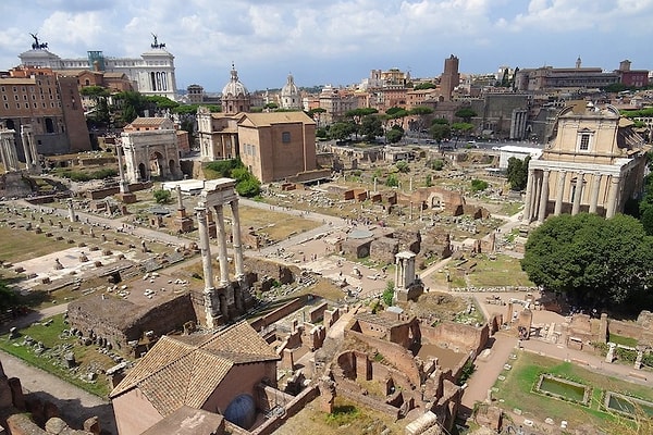 İmparator I. Theodosius’un 395’teki ölümünden sonra Roma İmparatorluğu’nun iki ayrı yönetim birimine bölünmesi bir zorunluluk haline geldi.