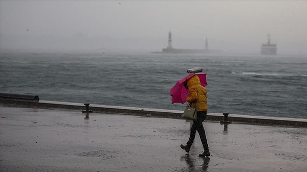 Soğuk ve yağışlı havanın bir süredir etkili olduğu İstanbul için yeni bir uyarı geldi. AKOM, bugün akşam saatleri için İstanbul'da yaşayan vatandaşları uyardı.