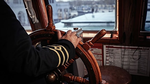 Bu gelenek o kadar güçlüydü ki bazı gemilerde sancak tarafındaki odalar daha geniş, daha donanımlı olurdu. O zamanlar adeta bir saygı göstergesi olarak geminin kaptanının kamarası da sancak tarafında inşa edilirdi.