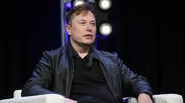 Elon Musk'ın sahibi olduğu X yeni adıyla Twitter, ücretli yapay zekası Grok'u herkesin kullanımına sundu.