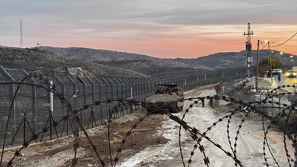 Katz, İsrail Donanması'nın Suriye'de stratejik tehditleri ortadan kaldırmaya yönelik geniş çaplı bir harekatın parçası olarak dün gece Suriye Donanması'na ait filoyu büyük bir başarıyla imha ettiğini duyurdu.