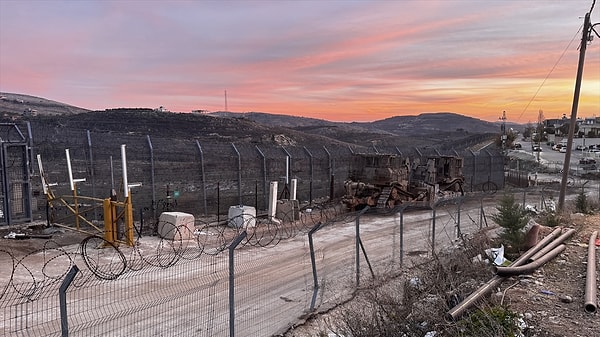 İsrail güçlerinin Suriye ile Golan Tepeleri arasındaki tampon bölgeye yerleştiğini belirten Katz, İsrail'e yönelik herhangi bir tehdidi önlemek için Suriye'nin güneyinde kalıcı bir İsrail varlığı olmaksızın orduya “savunma bölgesi” oluşturulması talimatı verdiğini söyledi.