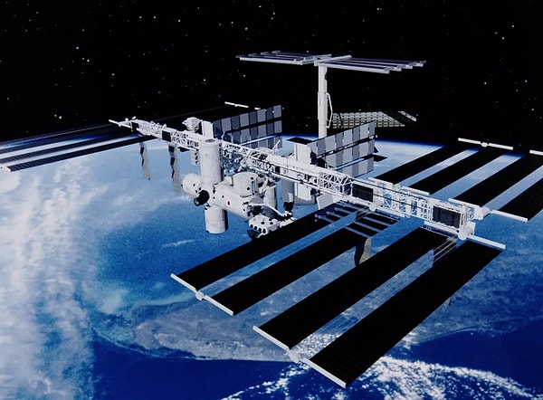 ISS, Dünya atmosferine girdikçe büyük parçaları yanarak yok olacak. Ancak istasyonun büyük modülleri tamamen yanmadan hayatta kalacak ve okyanusun belirli bir noktasına düşecek.