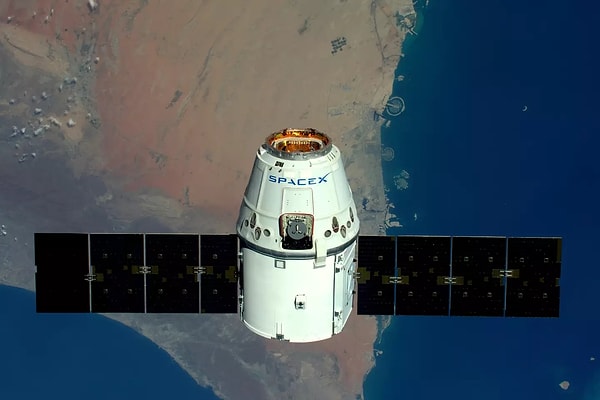 Görev için SpaceX, modifiye edilmiş bir Dragon uzay aracını kullanacak. Bu araç, standart bir Dragon’dan altı kat daha fazla yakıt ve dört kat daha güçlü iticilere sahip olacak.