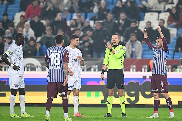 Trabzonspor'un  Kasımpaşa maçında kazandığı penaltı 👇