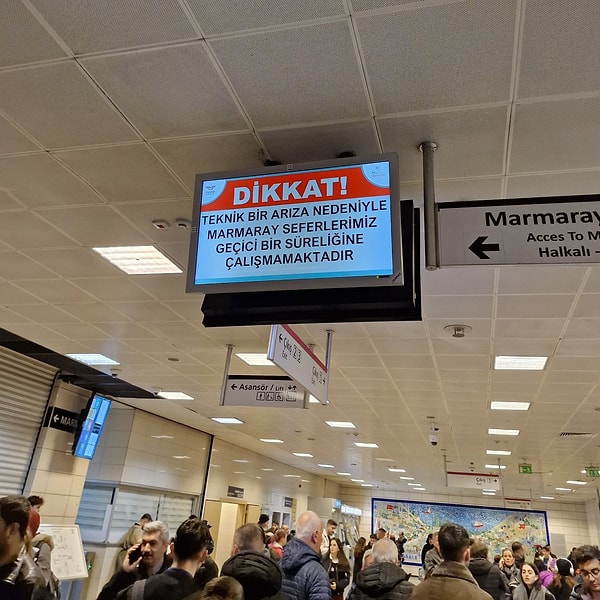 Marmaray'dan yapılan açıklamaya göre, teknik bir arıza nedeniyle Halkalı-Gebze-Halkalı ve Sirkeci-Kazlıçeşme yüzeysel hattında geçici süreli durdurulduğu ve çalışmalara başlandığı belirtildi.