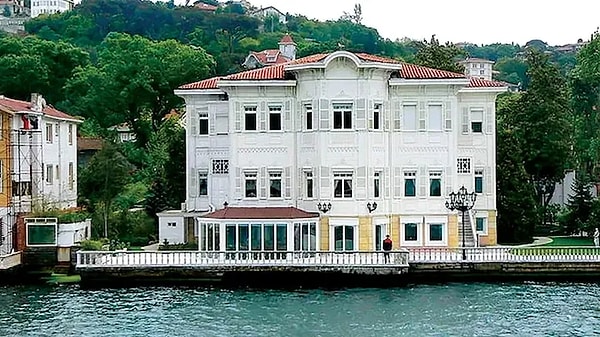 Beykoz’da bulunan Feyyaz Tokar Yalısı, bir kez daha satışa çıktı.