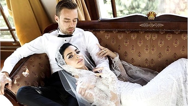 Kendisi bir dönem güzelliği ve özel hayatıyla sıkça konuşuluyordu. 24 Ağustos 2015'te Murat Dalkılıç ile nikah masasına oturan Boluğur'un evliliği 11 Eylül 2017 tarihinde tek celsede sona ermişti.