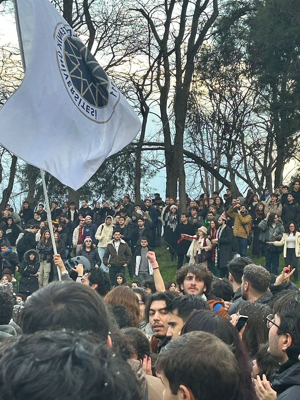 Öğrenciler, "Öğrenciyi değil, cihatçıyı engelle" sloganı da attı.