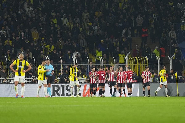 Rakip takımın ilk golünde hataya sebep olan Samet Akaydin’e tribünler tepki gösterdi. Milli futbolcu devre arasında oyundan alındı.