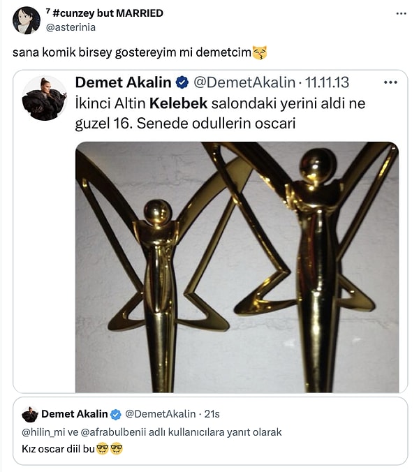 @asterinia, iki adet Altın Kelebek ödülü bulunan Demet Akalın'ın 2013'te attığı ve ödüllerine Türkiye'nin Oscar'ı muamelesi yaptığı o tweeti tozlu sayfaların arasından bir güzel çıkardı ve Deme Akalın'a seslendi; "Sana komik bir şey göstereyim mi Demetcim?"