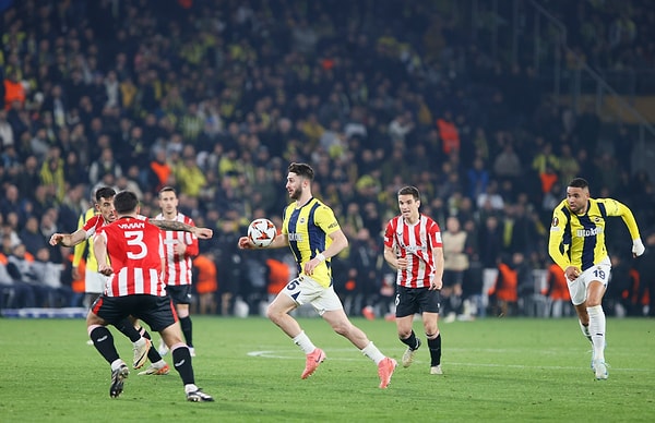 Fenerbahçe, Avrupa Ligi'nde Athletic'e 2-0 kaybetti, maçın önüne taraftarların yaptığı protestolar geçti.